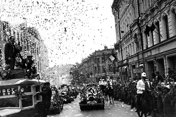 1934. The motherland gives an enthusiastic welcome to the Polar Cheluskin expedition crew.