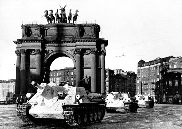 Russian tanks are protecting Leningrad