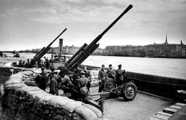 1943. Guns protecting Leningrad