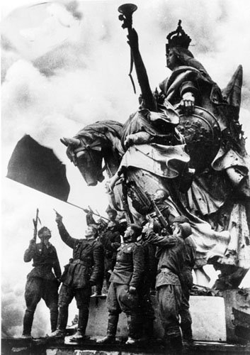 Russian soldiers on Reichstag